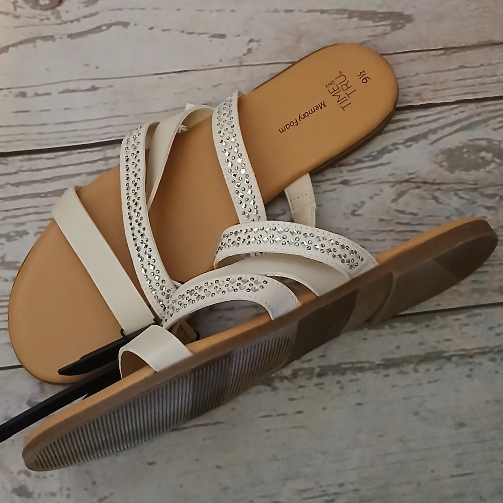 Time and Tru women's vinyl core strappy sandals with bling Bone size 9 1/2